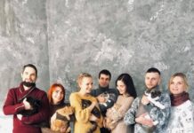Известные черкасские ведущие снялись в благотворительной фотосессии, держа на руках бездомных животных