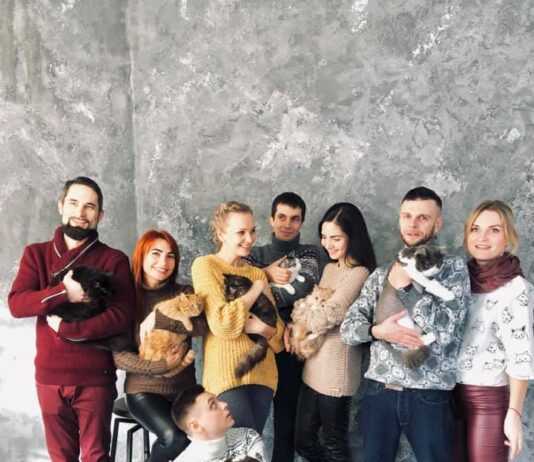 Відомі черкаські ведучі знялися у благодійній фотосесії, тримаючи на руках безпритульних тварин