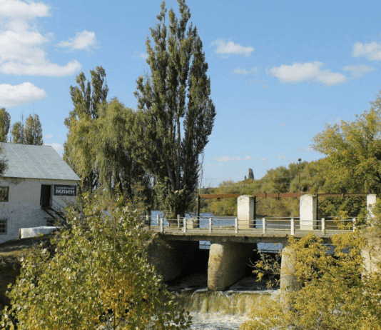Старовинний водяний млин у селі Коржова